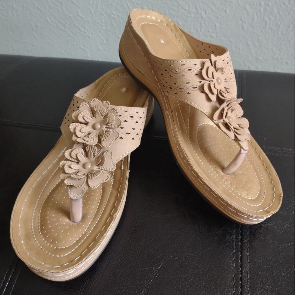 Casual Beige Tan Summer Wedge Sandals with Floral Accents. Size 9